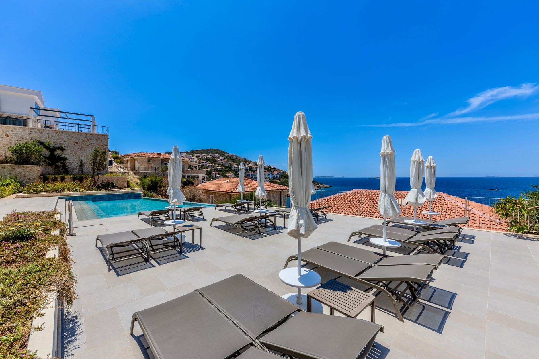 Beach, villa, garden or historic: what each setting demands from you