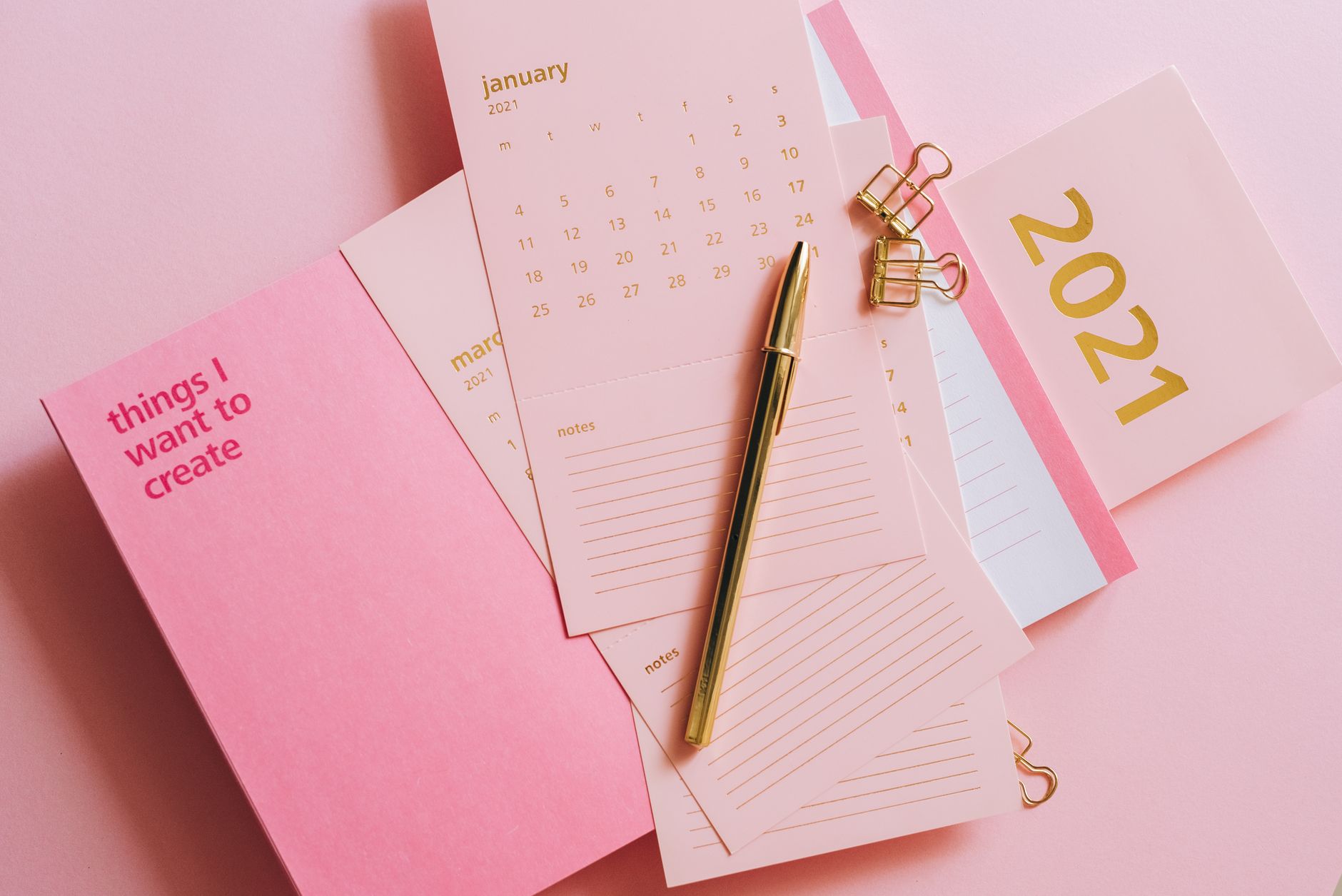 A destination wedding timeline: what happens in which month